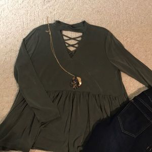 Long sleeve women’s top. Size small. Brand Entro.